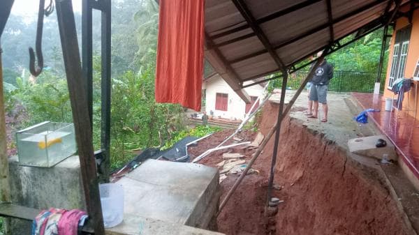 Rumah Warga di Cipaku Ciamis Terancam Ambruk, Halaman Ambles Terbawa Longsor