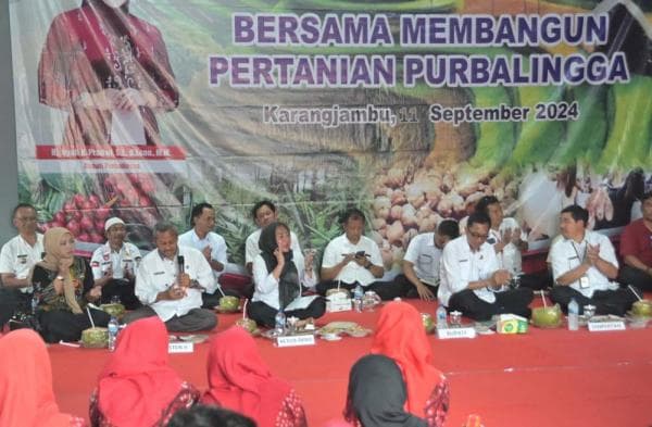 Kunjungi Desa Purbasari Karangjambu, Bupati Tiwi Diminta Regenerasi Kelapa