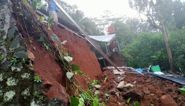 Longsor di Ciamis, Rumah Warga di Cipaku Terancam Ambruk