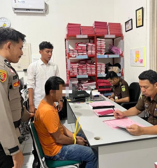 Polisi Serahkan Tersangka dan Bukti Perjudian Online Ke Kajari Pidie Jaya