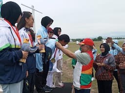 Ketum KONI Pusat Sambangi Venue Terbang Layang, Kalungkan Medali Untuk  Para Juara