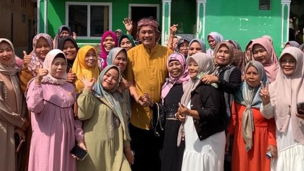 Dicky Chandra Disambut Antusias Emak-Emak di Tasikmalaya Saat Peletakan Batu Pertama Renovasi Masjid