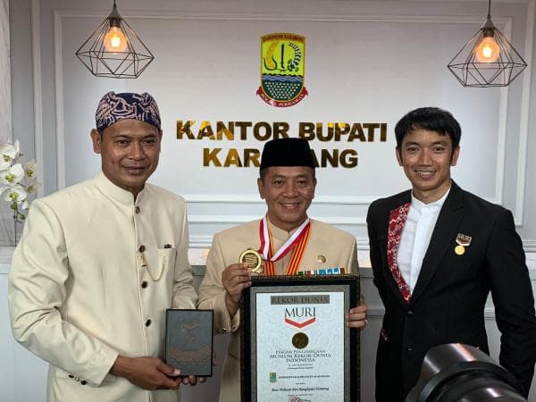 Karawang Catatkan Rekor Membuat Peta dari Rangkaian Nasi Tumpeng Terbesar di Dunia