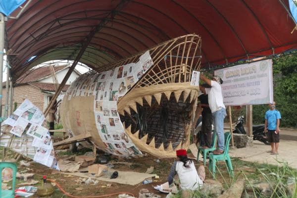 Unik! Warga Lebak Buat Replika Hiu Raksasa 14 Meter untuk Peringati Maulid Nabi