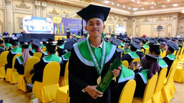 Angga Mahasiswa Disabilitas yang Lulus Kuliah di Unusida Tepat Waktu, Berjuang dengan Keterbatasan