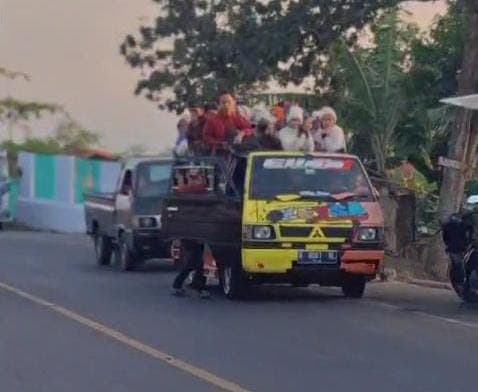 Diduga Kehabisan Rental Jeep, Rombongan Wisatawan Bromo ini Viral Karena Naik Pick Up