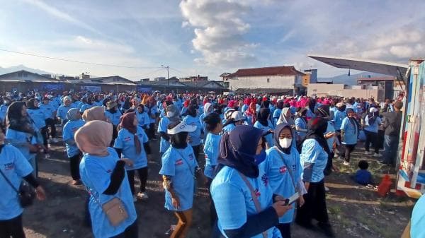 Ratusan Warga Antusias Ikuti Senam Vimankeun di Lapangan Pasar Indihiang Tasikmalaya