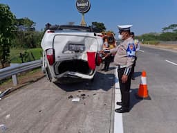 Pecah Ban, Mobil Avanza Tujuan Madiun Terbalik di Tol Jombang Sebabkan 9 Orang Luka-luka