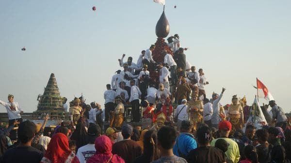 Ratusan Warga Rebutan Gunungan Buah Jambu 4 Ton di Festival Unik, Begini Serunya