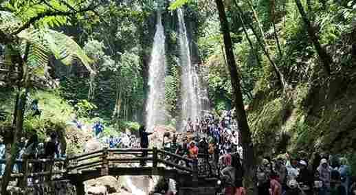 Momen Libur Panjang, 10 Ribu Wisatawan Serbu Air Terjun Jumog Karanganyar