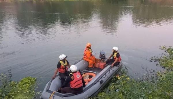 Gempar! Pria Asal Mojokerto Nekat Terjun ke Sungai Brantas, Tim Pencarian Sisir Lokasi hingga Malam