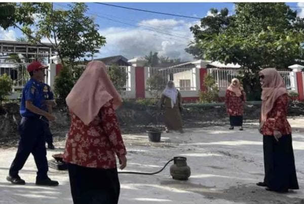 Petugas Damkar Kobar Ajari IRT Atasi Tabung Gas Bocor dan Terbakar