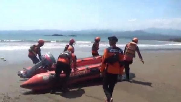 TIM SAR Perluas Areal Pencarian Pelajar MAN 2 Kota Sukabumi yang Ditelan Ombak Pantai Cipatuguran