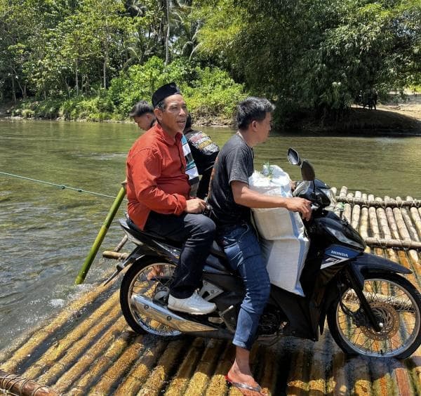 Perihatin Kondisi Penyebrangan Sungai Tanpa Jembatan, Zainal Abidin Komitmen Perjuangkan Hak Warga