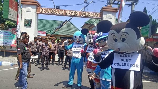 Badut di Jombang Serbu Kejaksaan Negeri, Minta Lima Kasus Korupsi Diusut Tuntas Tak Tersisa