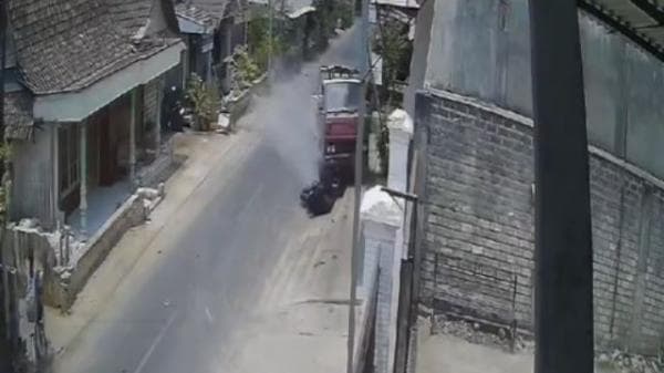 Hendak Berangkat Sholat di Masjid, Seorang Kakek di Tuban Tewas Tertabrak dan Terseret Truk