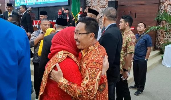 Bupati Labusel Dampingi Putrinya Dilantik DPRD Sumut