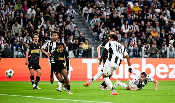 Hasil Bola Tadi Malam: Juventus Sikat PSV 3-1, AC Milan Keok dari Liverpool