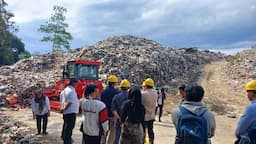 Pemkot Tasikmalaya Terima Bantuan Bulldozer dari Bank bjb, Siap Optimalkan Pengelolaan Sampah di TPA