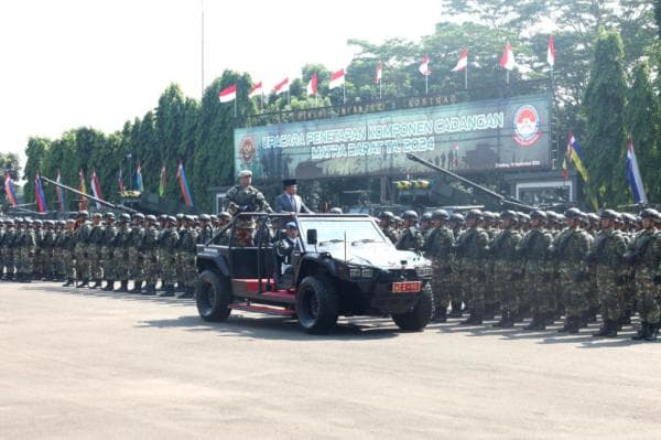 Wamenhan M. Herindra Tetapkan 1.145 Anggota Komcad Matra Darat