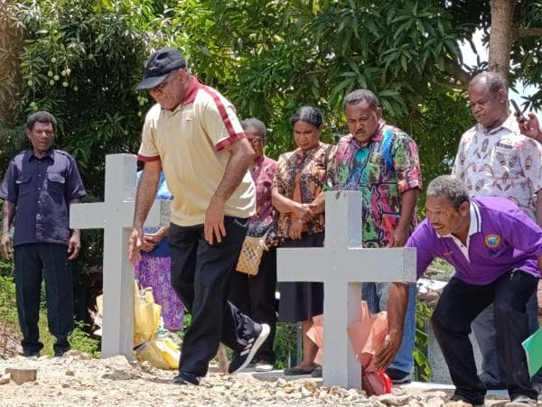 Jelang Pilkada, Matius Fakhiri Ziarah ke Makam Ondofolo & Penginjil di Kampung Ifar Besar Sentani