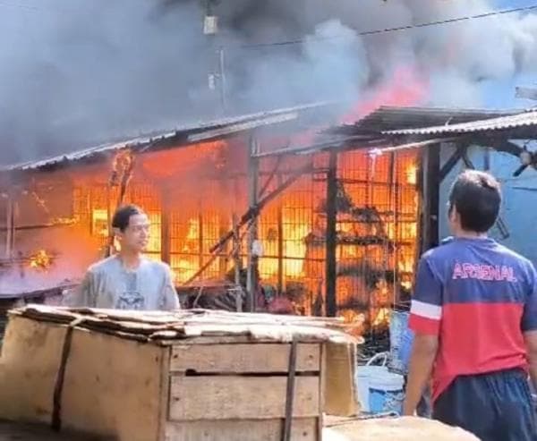 Kobaran Api di  Pasar Tambun Bekasi Dipadamkan