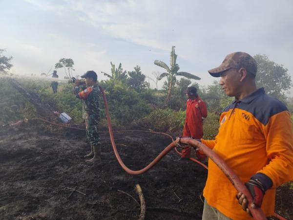 TNI Polri dan BPBD Berjibaku Padamkan Karhutla di Desa Kubu Kumai