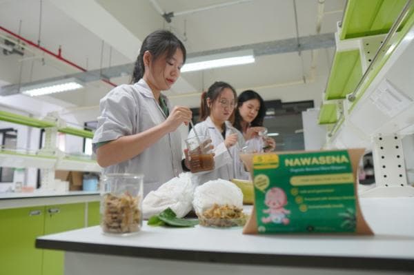 Alumni Ubaya Buat Inovasi Popok Bayi dari Pelepah Pisang dan Daun Sirih