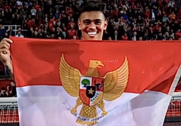 Mees Hilgers Bentangkan Merah Putih Usai FC Twente Berlaga di Liga Belanda 