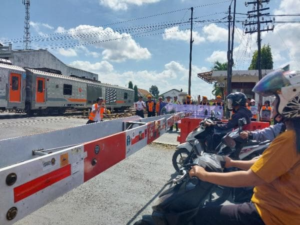 Daop 5 Purwokerto dan Polisi Sosialisasi dan Tilang di Tempat Pelanggar Pintu Perlintasan KA