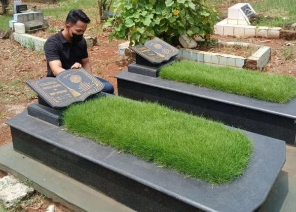 Bebas! Tubagus Langsung Ziarah ke Makam Vanessa Angel dan Bibi Andriansyah