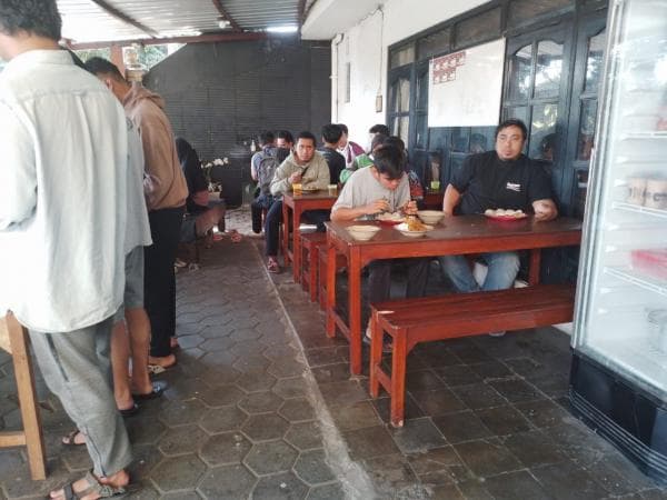 Warung Odong Soto Betawi Kota Batu Sediakan Makan Gratis Setiap Jumat