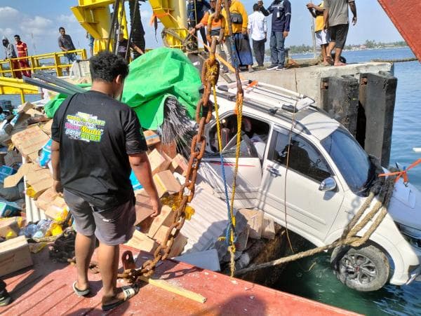 Rem Blong, Truk Angkut Material Tabrak Mobil SUV Hingga Nyaris Jatuh ke Laut