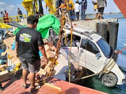 Rem Blong, Truk Angkut Material Tabrak Mobil SUV Hingga Nyaris Jatuh ke Laut