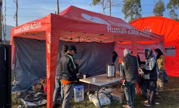 Dirikan Pos Hangat, Rumah Zakat Salurkan Bantuan untuk Pengungsi Gempa Kabupaten Bandung