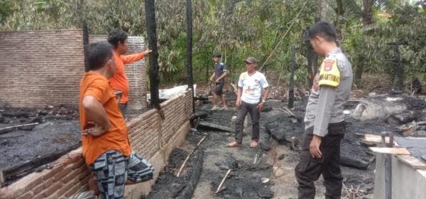 Bhabinkamtibmas Tanggap Membantu Korban Kebakaran Rumah Warga Tapango