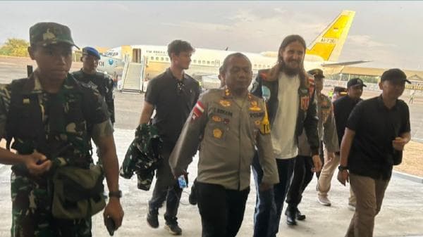 Senyum Pilot Philip Mark Mehrtens Usai Bebas Penyanderaan saat Transit di Bandara Sultan Hasanuddin