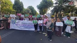 Pasangan Luman Kampanyekan Perlindungan Perempuan dan Anak  di Taman Bungkul