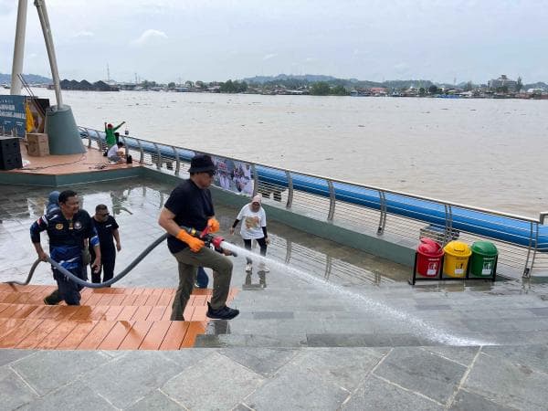 Wali Kota Samarinda Andi Harun Gelar Aksi Bersih-bersih dan Pungut Sampah di Teras Samarinda