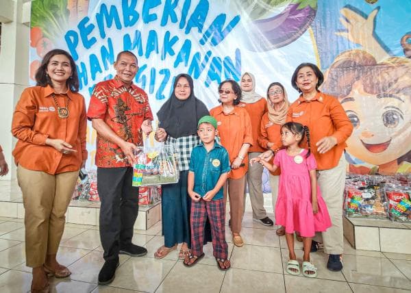 Rotary Solo Kartini dan KSEI Bagikan 100 Paket Makanan Tambahan Bergizi