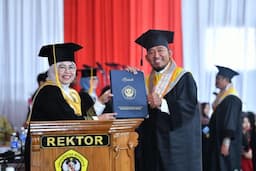 Raih Gelar Doktor Dengan Nilai Cumlaude, Ini Harapan Cak Fauzi Pada Generasi Muda Di Jatim