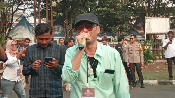 Pasangan Akhmad Dimyati-Alam Dapat Nomor Urut 02, Nyanyikan Lagu Mbah Dukun Bersama Warga Banjar