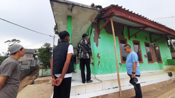 H Dudung Sudiana Segera Renovasi Masjid Terdampak Gempa di Desa Padaawas Garut