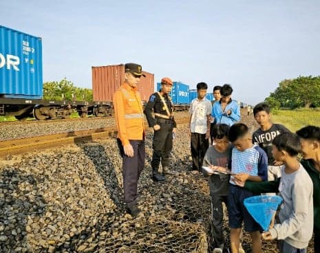 KAI Tegaskan Bahaya Beraktivitas di Jalur Rel, Sanksi Hukum Menanti