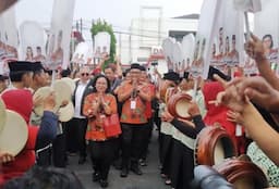 Tabuhan Rebana Iringi Langkah Agustin-Iswar Menuju Penetapan Nomor Urut di KPU Kota Semarang