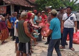 Bakti Sosial di Kecamatan Geyer, Sat Lantas Polres Grobogan Bantu Air Bersih dan Bagi Sayuran