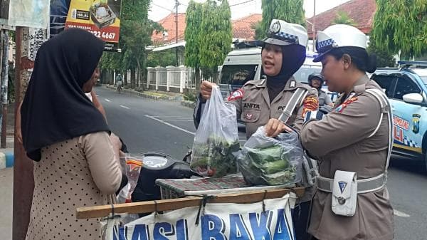 Aksi Mulia Polisi Jombang, Sengaja Borong Dagangan Pedagang Kecil dan Bagikan ke Pemulung