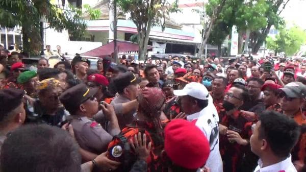 Ratusan Pendukung dari 2 Calon Bupati Ricuh dan Nyaris Baku Hantam