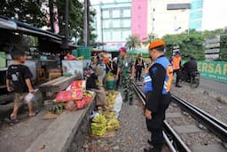 Tegas! KAI Daop 8 Surabaya Larang Masyarakat Beraktivitas di Jalur Rel