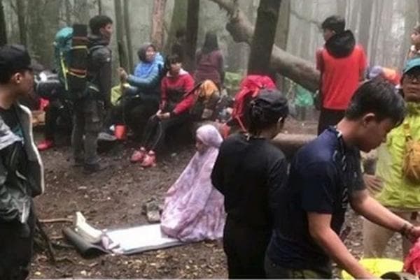 Viral Pendaki Cantik Tetap Sholat Tepat Waktu saat Mendaki Gunung, Banjir Pujian Netizen